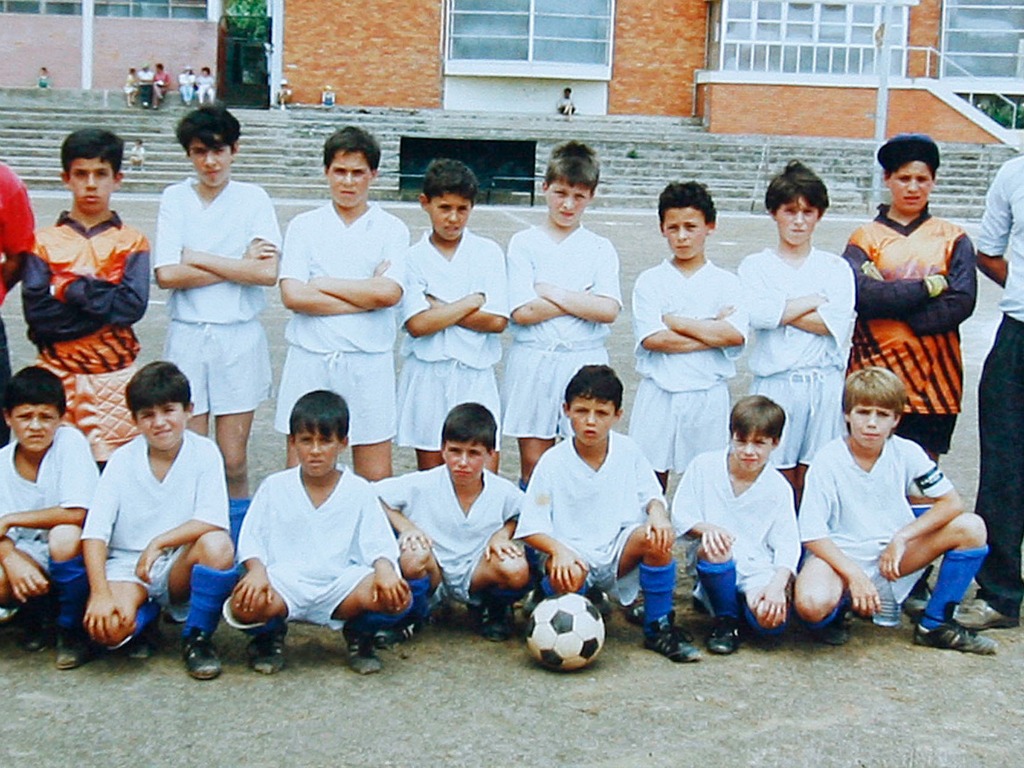 Ronaldo (5e en bas à partir de la gauche) avec Andorinha, son premier club