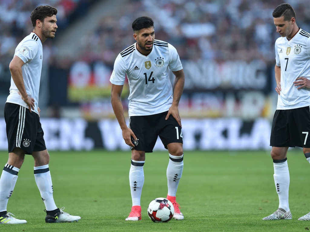 Emre Can (au centre) entouré de Hector Jons (à gauche) et de Julian Draxler (à droite)