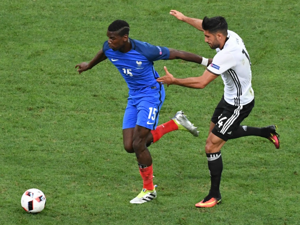 Emre Can face à Paul Pogba lors de la demi-finale de l'Euro 2016
