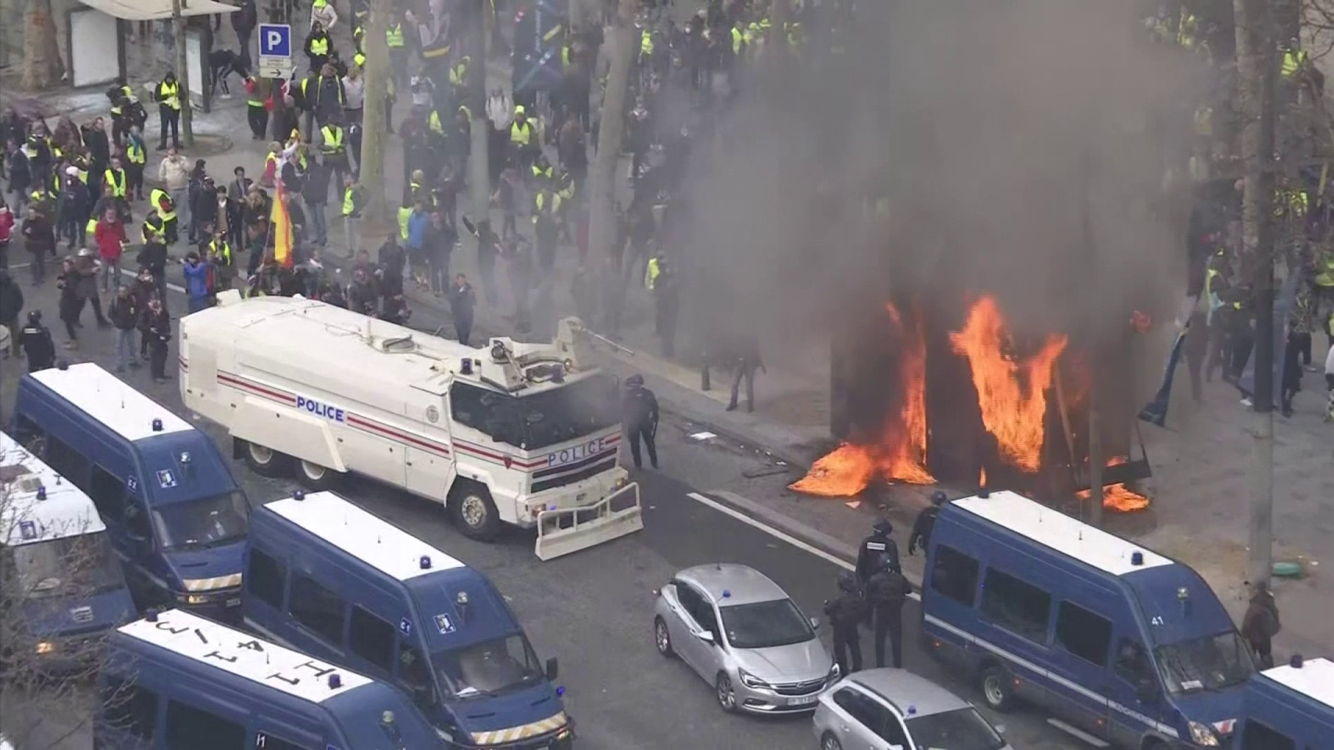 Gilets Jaunes : y a-t-il eu des failles dans le dispositif de sécurité sur les Champs-Élysées ?