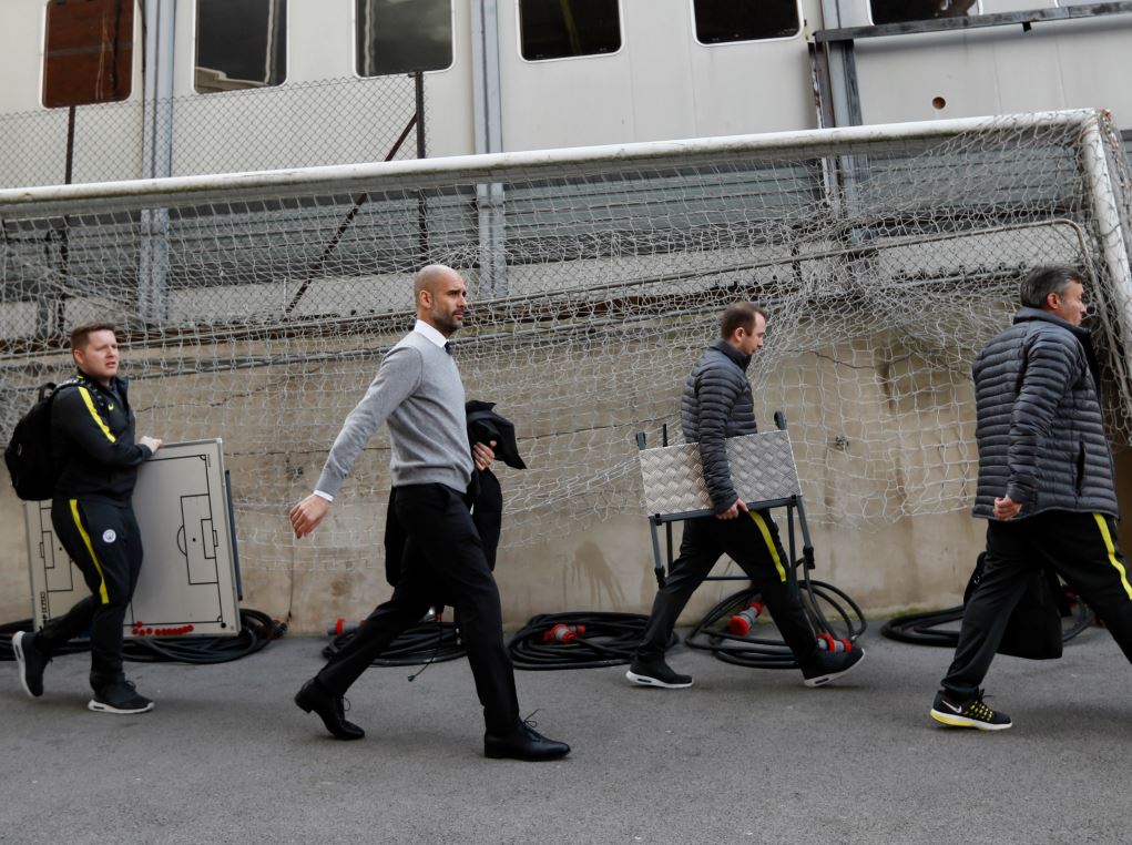 Pep Guardiola (deuxième à gauche) et une partie de son staff
