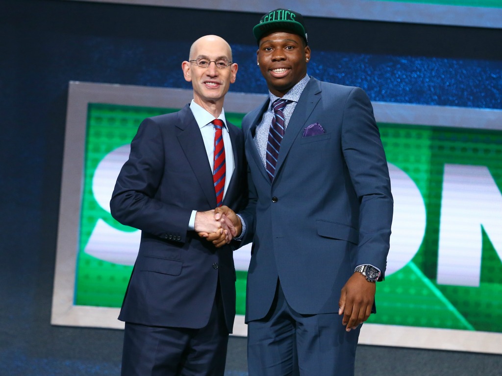 Guerschon Yabusele accueilli par Adam Silver, patron de la NBA