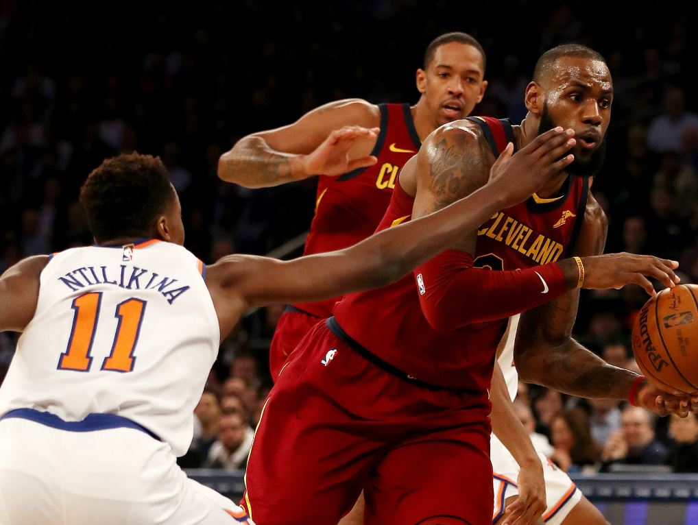 Frank Ntilikina (de dos) et LeBron James