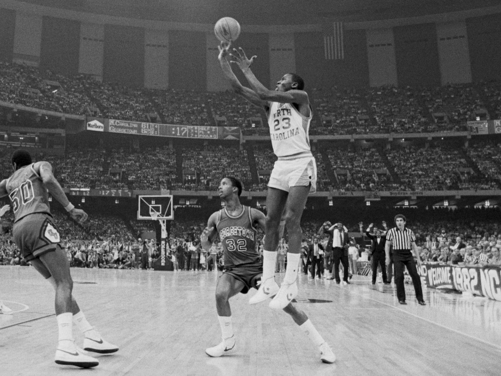 Michael Jordan plante le tir de la gagne pour North Carolina lors de la finale du Final Four 1982