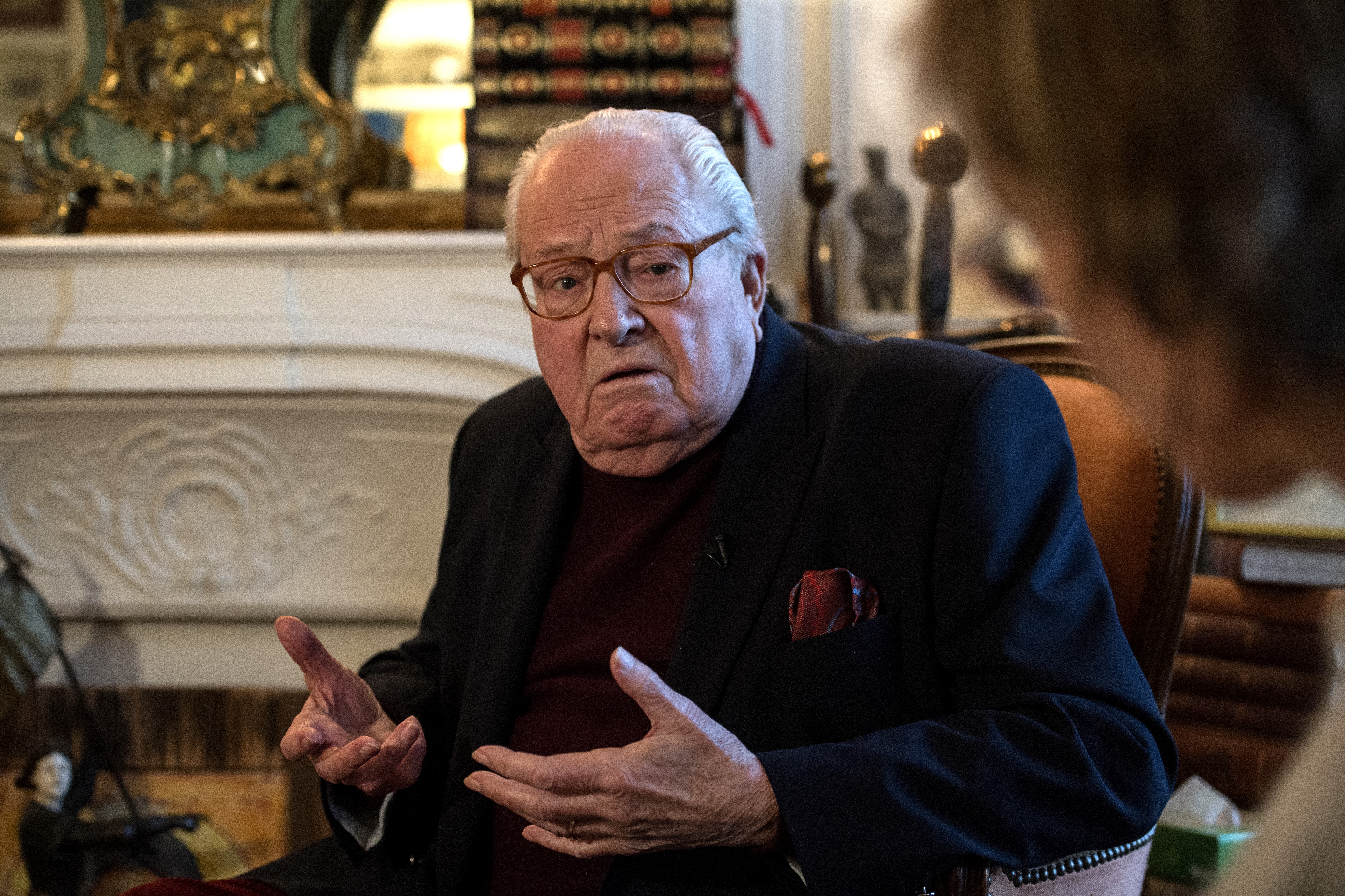 Jean-Marie Le Pen devant la justice pour détention illégale d'armes