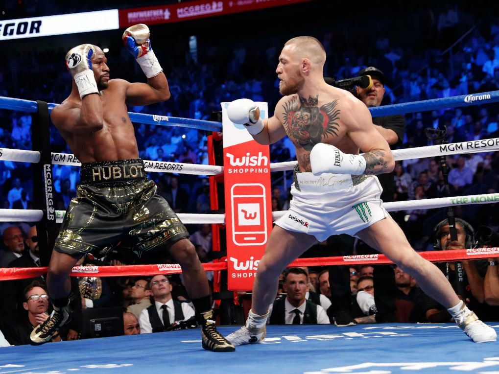 Floyd Mayweather (à gauche) et Conor McGregor