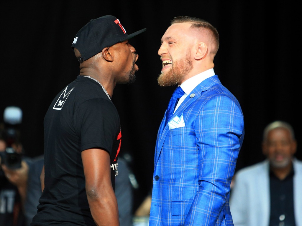 Floyd Mayweather (à gauche) face à Conor McGregor