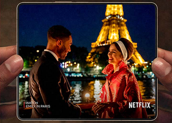 L'écran du Samsung Z Fold 4 diffusant une série sur Netflix