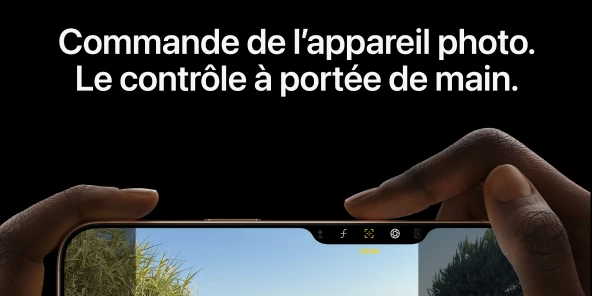 Deux iPhone 15 Plus coté fac et dos