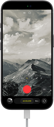 iPhone 18                                                                Pro, face avant, affichant un paysage montagneux, avec                                                                le mode caméra incrusté en mode Accéléré, avec câble                                                                d’alimentation branché sur le port de charge