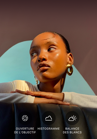 Portrait lumineux en gros plan d’une personne sur                                                                un fond coloré, illustrant l’interface des commandes Pro                                                                du système caméra pro : ouverture, histogramme, balance                                                                des blancs