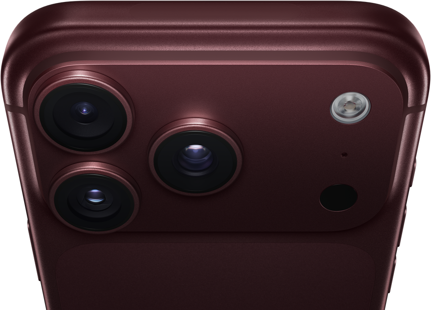 iPhone 18 Pro Max, finition                                bordeaux (rouge foncé), face arrière, système caméra Pro Fusion au sommet, 3 objectifs,                                lamelles d’ouverture variable partiellement fermées, flash, micro et scanner LiDAR, face                                supérieure, antenne cellulaire, côtés plats, bords arrondis
