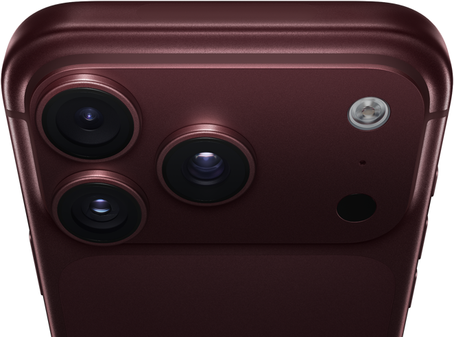 iPhone 18 Pro Max, finition bordeaux (rouge                                foncé), face arrière, système caméra Pro Fusion au sommet, 3 objectifs, lamelles                                d’ouverture variable partiellement fermées, flash, micro et scanner LiDAR, face                                supérieure, antenne cellulaire, côtés plats, bords arrondis