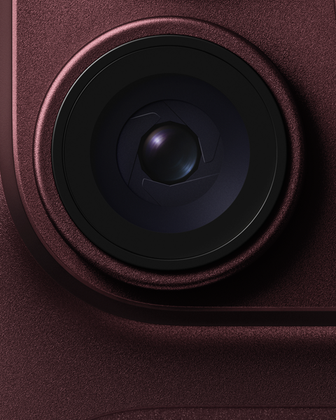Objectif à ouverture variable de la                                                                caméra principale présenté sur un iPhone 18 Pro                                                                bordeaux