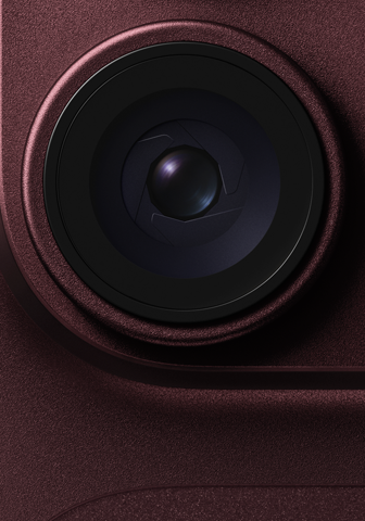 Objectif à ouverture variable de la caméra                                                                principale présenté sur un iPhone 18 Pro bordeaux