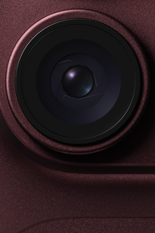 Objectif à ouverture variable de la caméra                                                                principale présenté sur un iPhone 18 Pro bordeaux