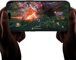 iPhone 18 Pro, face avant, montrant les                                                                performances de la puce A20 Pro avec une scène de                                                                Monster Hunter Outlanders
