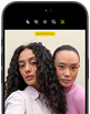 iPhone 18 Pro,                                                                                    noir, face avant, affichant deux                                                                                    modèles qui posent pour la caméra,                                                                                    mettant en avant la caméra avant                                                                                    Center Stage