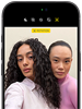 iPhone 18 Pro,                                                                                    noir, face avant, affichant deux                                                                                    modèles qui posent pour la caméra,                                                                                    mettant en avant la caméra avant                                                                                    Center Stage