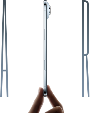 iPhone Air tenu entre un pouce et un index, côté, coloris bleu ciel, profil très fin, système caméra Fusion, boutons : latéral, Commande de l’appareil photo