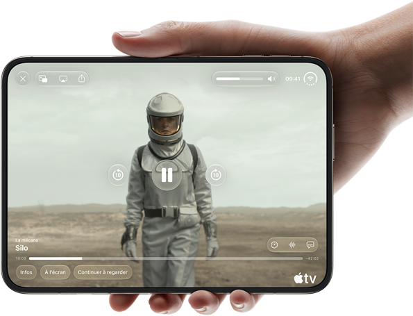 iPhone Duo, tenu à une main, ouvert en                                                                        position horizontale, entièrement déplié,                                                                        l’écran interne affichant la série Apple TV «                                                                        Silo »