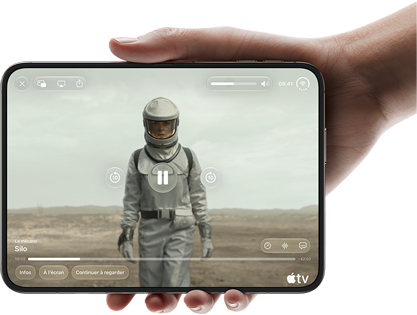 iPhone Duo, tenu à une main, ouvert en                                                                        position horizontale, entièrement déplié,                                                                        l’écran interne affichant la série Apple TV «                                                                        Silo »