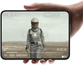 iPhone Duo, tenu à une main, ouvert en                                                                        position horizontale, entièrement déplié,                                                                        l’écran interne affichant la série Apple TV «                                                                        Silo »