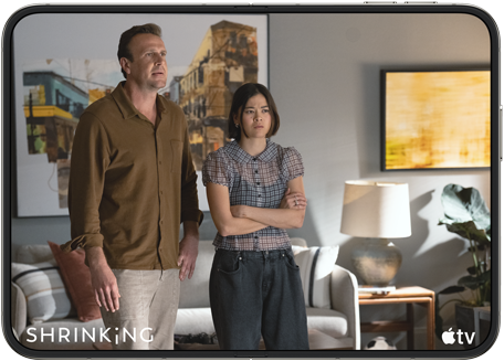iPhone Duo,                                                                ouvert en position horizontale, la série Apple TV «                                                                Shrinking » est en cours de lecture à l’écran