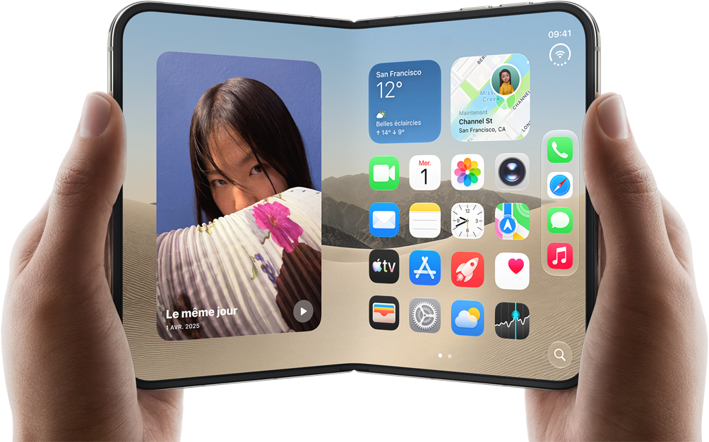 iPhone Duo, finition blanc                                stellaire, tenu à deux mains en mode paysage, déplié, l’écran interne affiche des photos                                sur le côté gauche, des apps sur le côté droit