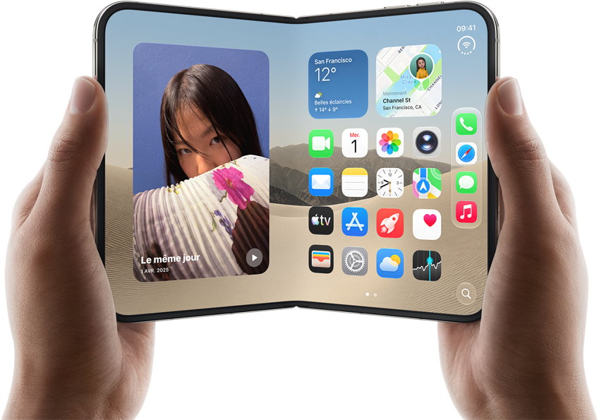 iPhone Duo, finition blanc stellaire, tenu à                                deux mains en mode paysage, déplié, l’écran interne affiche des photos sur le côté                                gauche, des apps sur le côté droit