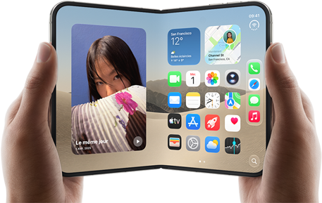 iPhone Duo, finition blanc stellaire, tenu à                                deux mains en mode paysage, déplié, l’écran interne affiche des photos sur le côté                                gauche, des apps sur le côté droit