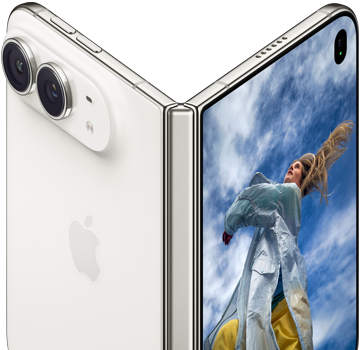 iPhone Duo, entrouvert à la manière d’un livre,                                                                mécanisme de la charnière au centre, volet extérieur                                                                arrière à gauche avec logo Apple et double caméra, écran                                                                externe à droite affichant le portrait d’une personne                                                                blonde