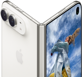 iPhone Duo,                                                                entrouvert à la manière d’un livre, mécanisme de la                                                                charnière au centre, volet extérieur arrière à gauche                                                                avec logo Apple et double caméra, écran externe à droite                                                                affichant le portrait d’une personne blonde