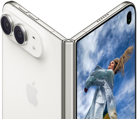 iPhone Duo,                                                                entrouvert à la manière d’un livre, mécanisme de la                                                                charnière au centre, volet extérieur arrière à gauche                                                                avec logo Apple et double caméra, écran externe à droite                                                                affichant le portrait d’une personne blonde