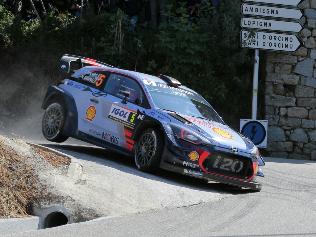 Thierry Neuville dans ses œuvres au Tour de Corse