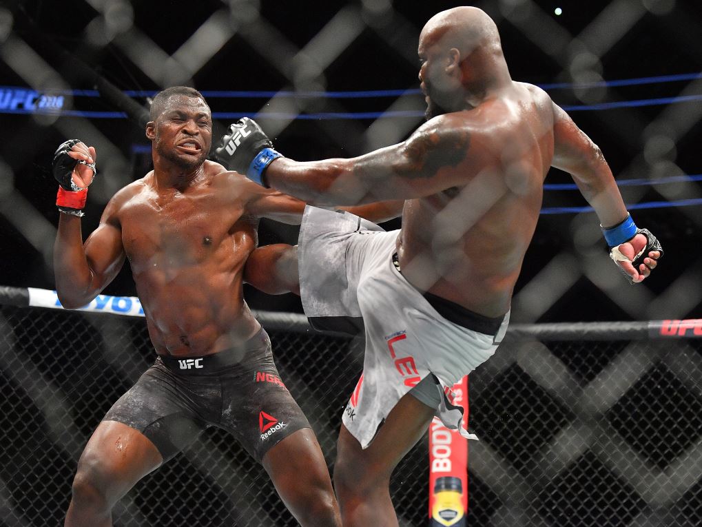 Francis Ngannou (à gauche) face à Derrick Lewis