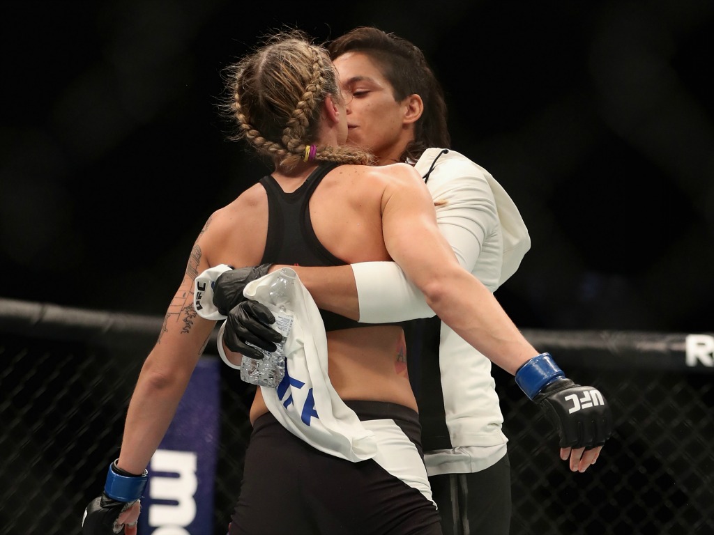 Amanda Nunes (de face) embrasse Nina Ansaroff dans l'Octogone