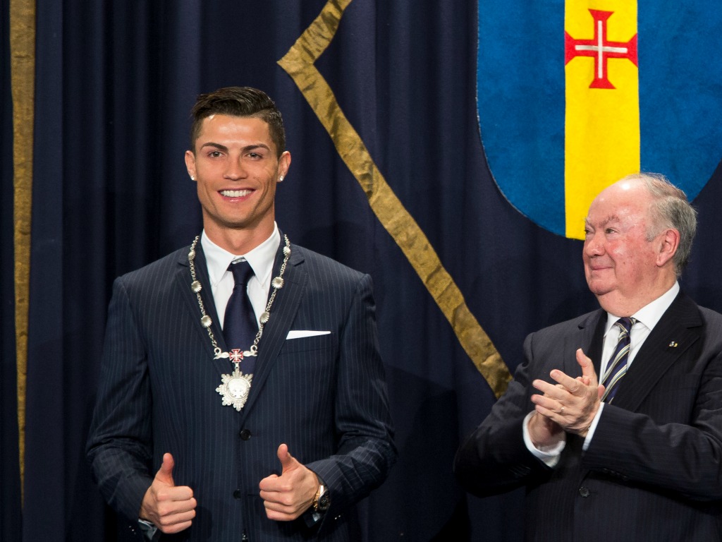 Cristiano Ronaldo reçoit la médaille du mérite de Madère en 2014