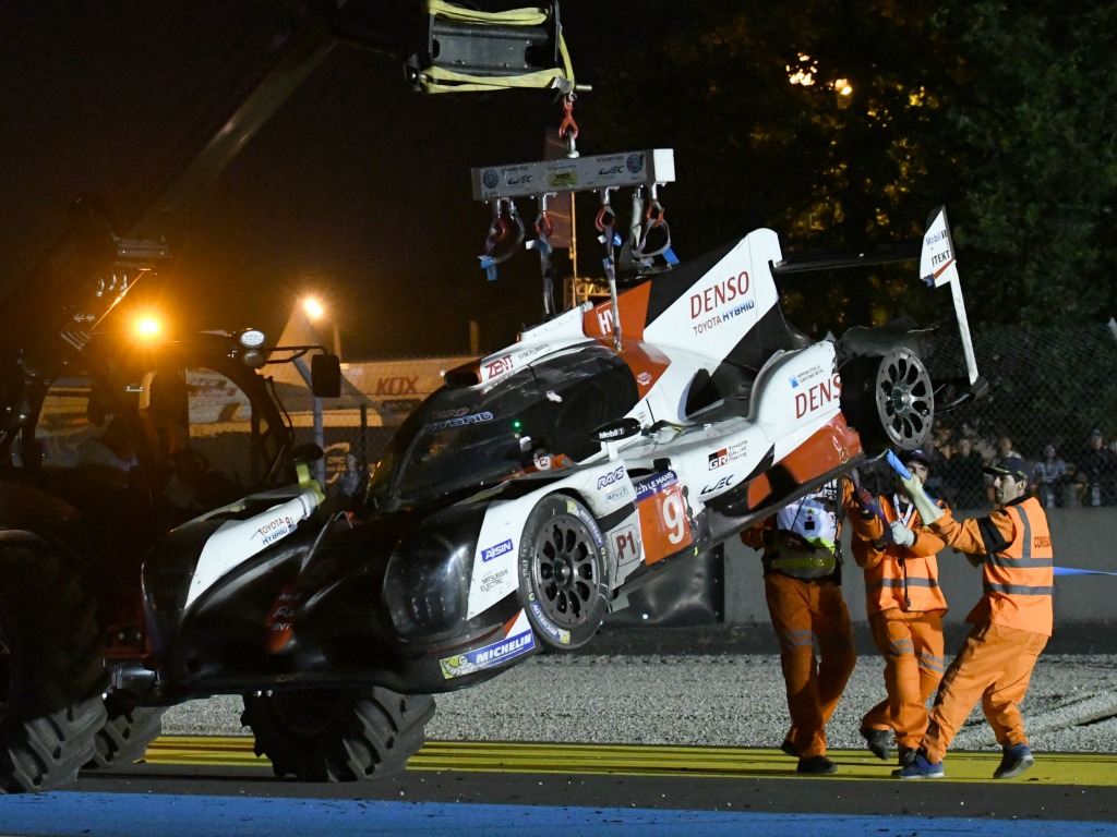 La Toyota n°9 est évacuée après son accident