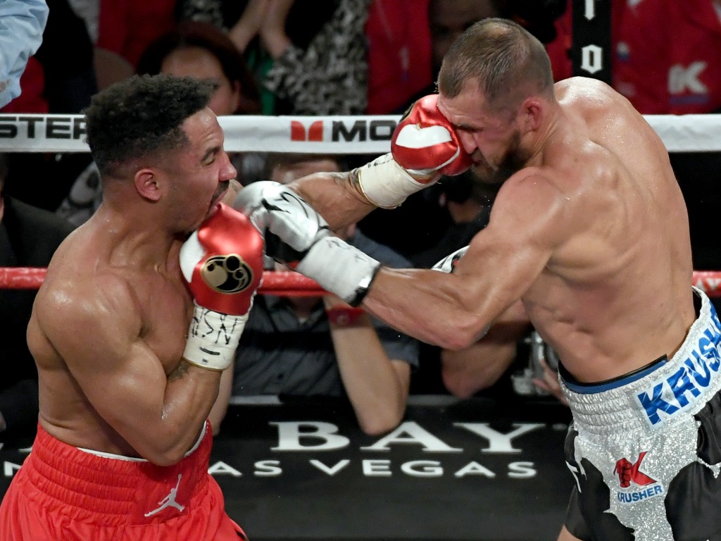 Andre Ward (à gauche) touche Sergueï Kovalev